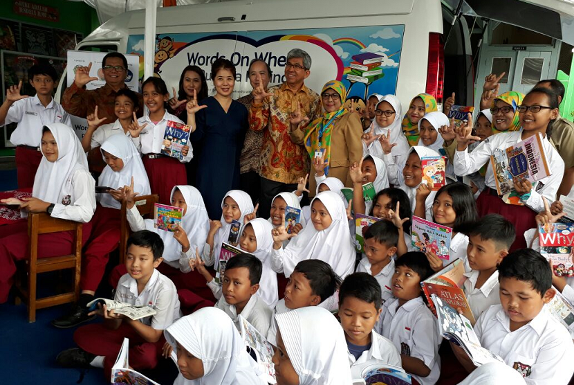 Menteri Komunikasi dan Informasi Singapura (baju batik dan rambut putih) mengunjungi SD Timuran Prawirotaman Yogyakarta. SD tersebut merupakan salah satu dari 10 sekolah di DIY yang menjadi pilot project program perpustakaan keliling Words on  Wheels (WoW) Yogyakarta.