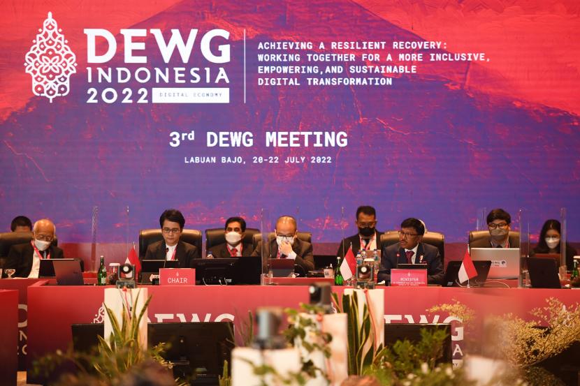 Menteri Komunikasi dan Informatika Johnny G. Plate (ketiga kanan) didampingi Chair DEWG G20 Presidensi Indonesia yang juga Sekjen Kementerian Kominfo Mira Tayyiba (kedua kiri) menyampaikan pidato disaksikan para delegasi pada pembukaan Pertemuan Ketiga Digital Economy Working Group (DEWG) Presidensi G20 di Labuan Bajo, NTT, Rabu (20/7/2022). Pertemuan Ketiga DEWG Presidensi G20 yang berlangsung 20-22 Juli 2022 dan dihadiri 20 delegasi dari negara-negara anggota G20 itu akan mendiskusikan kerja sama penanganan aliran data lintas batas dan fondasi yang kuat untuk pemahaman mengenai aliran data lintas batas negara. 