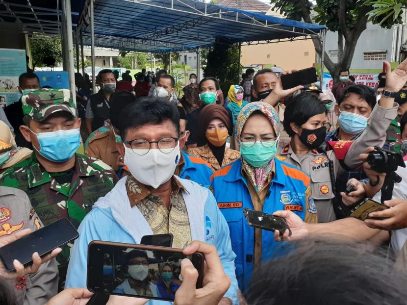 Menteri Komunikasi dan Informatika Johnny G. Plate meninjau kesiapan Puskesmas Jurang Mangu, Pondok Aren, Tangerang Selatan dalam melaksanakan program vaksinasi Covid-19, Selasa (12/1/2021).