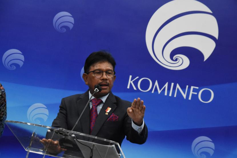 Menteri Komunikasi dan Informatika, Johnny Gerard Plate menyampaikan keterangan pers terkait perkembangan pembangunan Infrastruktur Telekomunikasi di Gedung Kementerian Kominfo, Jakarta, Selasa (20/9/2022).