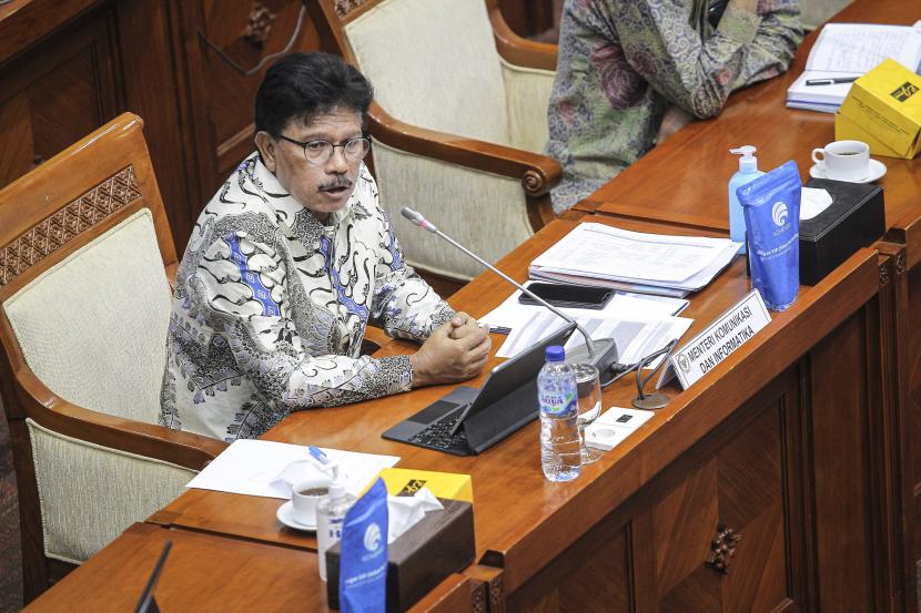 Menteri Komunikasi dan Informatika Johnny G Plate (tengah)?menyampaikan paparan saat mengikuti rapat kerja dengan Komisi I DPR di Kompleks Parlemen, Senayan, Jakarta, Selasa (22/3/2022). Rapat tersebut membahas realisasi dan evaluasi pelaksanaan APBN TA 2021, penjelasan tentang kesiapan Kemkominfo dalam menyukseskan presidensi melalui tiga isu DEWG utamanya di arus data lintas batas negara (cross border data flow and data free flow with trust) serta penjelasan terkait peta jalan Indonesia Digital 2021-2024. 