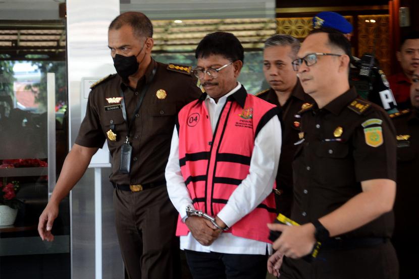 Menteri Komunikasi dan Informatika (Menkominfo) Johnny G Plate mengenakan rompi tahanan usai menjalani pemeriksaan di gedung Jampidsus Kejaksaan Agung, Jakarta, Rabu (17/5/2023). 