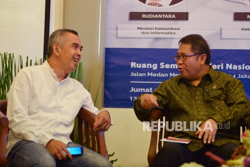  Menteri Komunikasi dan Informatika (Menkominfo) Rudiantara (kanan) bersama Pengamat Media Sosial Nukman Luthfie (kiri) menjadi pembicara dalam diskusi yang bertemakan Bedah Fatwa MUI yang diselenggarakan di Galeri Nasional Indonesia, Jakarta, Jumat (9/6). 