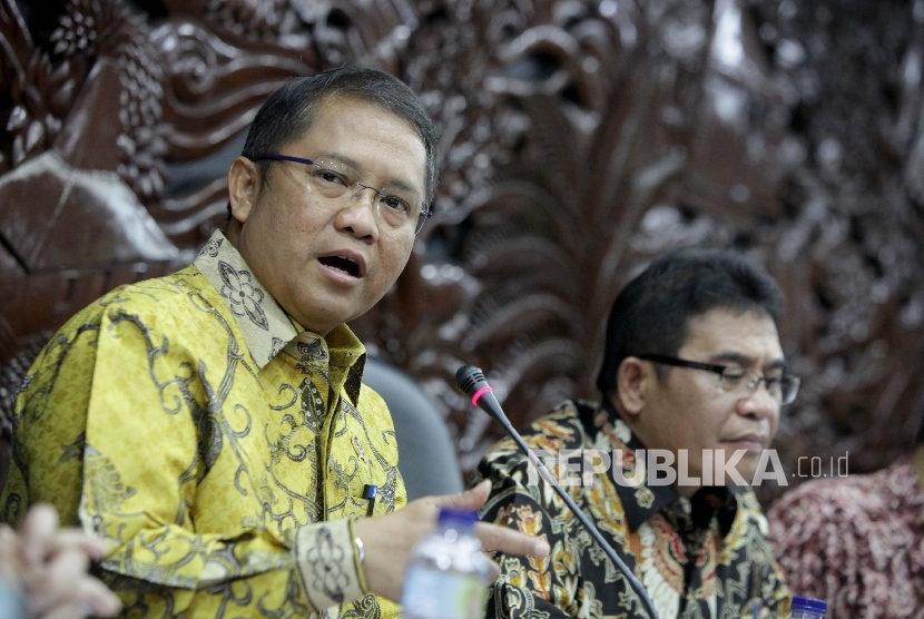 Menteri Komunikasi dan Informatika (Menkominfo) Rudiantara (kiri), bersama Direktur Utama Telkom Alex J. Sinaga (kanan) memberikan keterangan pers terkait penanganan satelit Telkom1 di Kantor Kemenkominfo, Jakarta, Rabu (30/8).