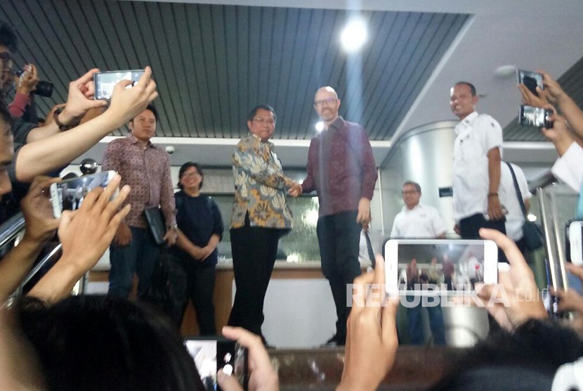 Menteri Komunikasi dan Informatika (Menkominfo) Rudiantara (kiri) dan Wakil Presiden Kebijakan Publik Facebook untuk Asia Pasifik Simon Milner ketika memberikan keterangan pers di depan Gedung Kemenkominfo, Jakarta, Senin (7/5).