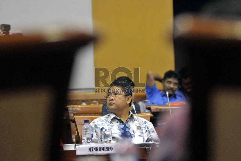  Menteri Komunikasi dan Informatika (Menkominfo) Rudiantara mengikuti rapat kerja dengan Komisi I DPR di Kompleks Parlemen, Senayan, Jakarta, Rabu (9/9). 