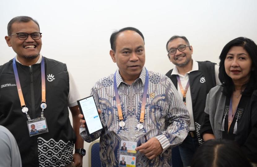 Menteri Komunikasi dan Informatika Republik Indonesia Budi Arie Setiadi (tengah). Menkominfo ajukan ke OJK soal pemblokiran 2.700 rekening yang terlibat judi online.
