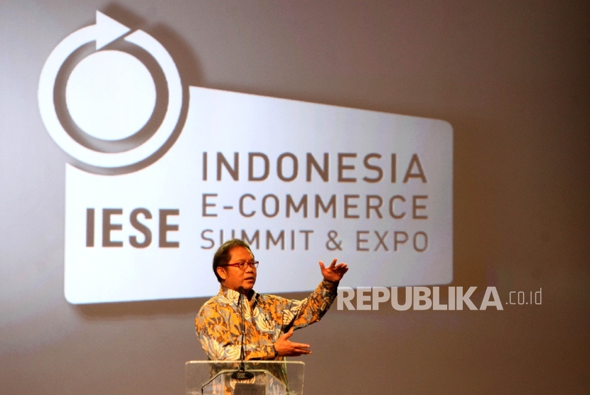 Menteri Komunikasi dan Informatika RI Rudi Antara menyampaikan pidato sambutannya pada acara pembukaan Indonesia E-Commerce Summit & Expo (IESE) 2017 di Indonesia Convention Center (ICE), Serpong, Banten, Selasa (9/5). 