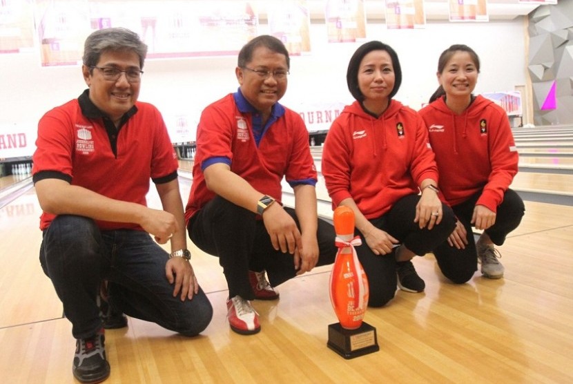 Menteri Komunikasi dan Informatika RI Rudiantara (kedua kiri) berpose bersama Managing Director President Office Sinar Mas Land Donny Rahajoe (kiri) dan atlet boling Indonesia Putty Armein (kedua kanan) dan Sharron Liman Santoso seusai membuka Sinar Mas Land Journalist Bowling Tournament 2019. 