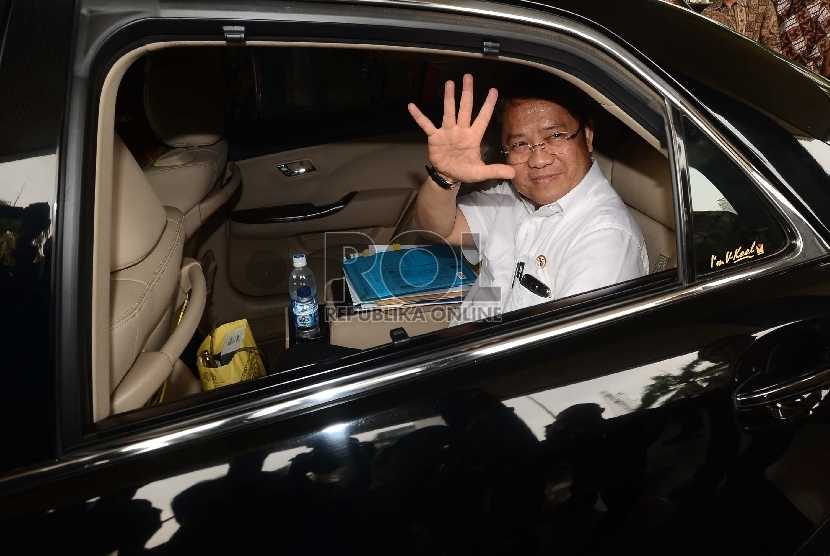 Menteri Komunikasi dan Informatika RI, Rudiantara memasuki kendaraannya setelah melakukan pertemuan dengan PLT Ketua KPK, Johan Budi di Gedung KPK, Jakarta, Selasa (6/10).  (Republika/Raisan Al Farisi)