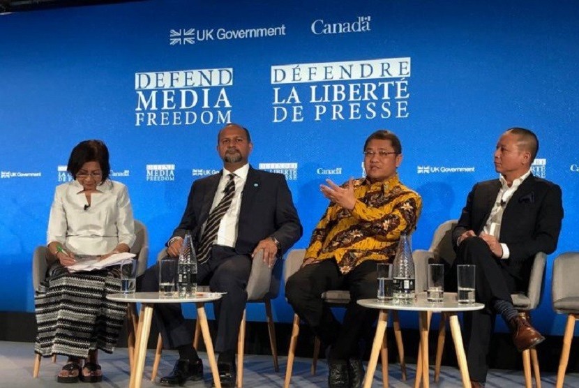 Menteri Komunikasi dan Informatika Rudiantara (kedua dari kanan) dalam Konferensi Global untuk Kebebasan Media di London, Inggris