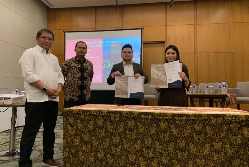 Menteri Komunikasi dan Informatika Rudiantara (kedua dari kiri) berfoto bersama usai menyaksikan penandatangan tiga kesepakatan kerja sama antara RI dan Singapura di bidang ekonomi digitaldi ICE BSD City, Tangerang, Senin (11/3).