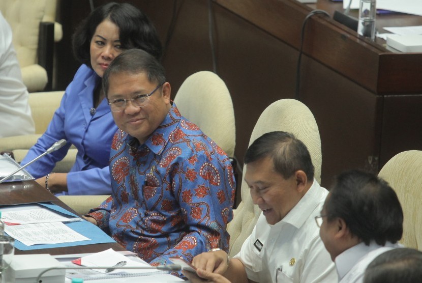 Menteri Komunikasi dan Informatika Rudiantara (kedua kiri) mengikuti Rapat Kerja (Raker) bersama Komisi II di Komplek Parlemen, Senayan, Jakarta, Rabu (4/10). Raker tersebut membahas penjelasan Pemerintah terhadap penetapan Perppu Ormas.