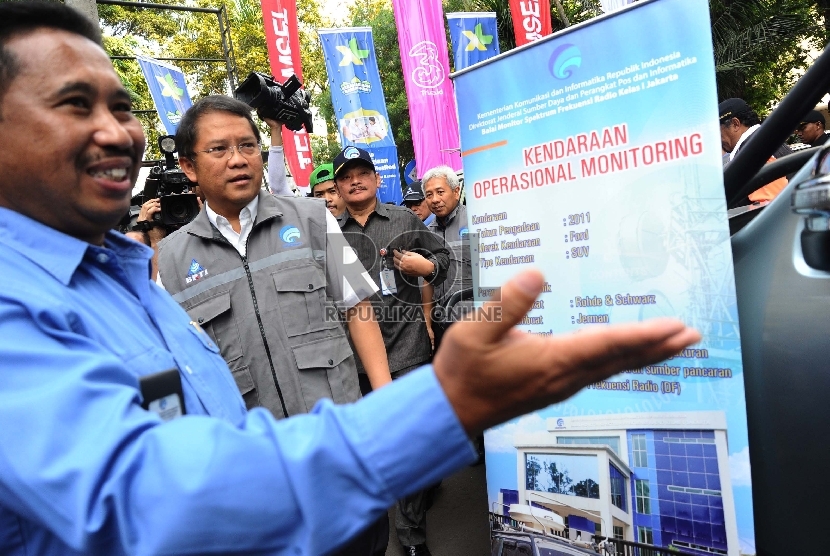 Menteri Komunikasi dan Informatika Rudiantara (kedua kiri) meninjau kesiapan peserta saat apel siaga menjelang Idul Fitri 1436 H di kantor Kominfo, Jakarta, Rabu (24/6).