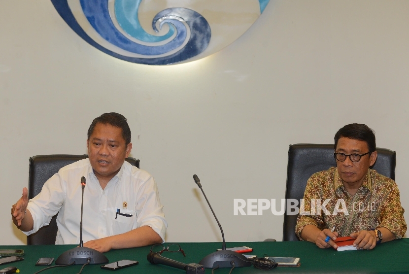 Menteri Komunikasi dan Informatika Rudiantara (kiri) memberikan pemaparan usai menggelar pertemuan dengan Dirjen Perhubungan Darat serta perwakilan angkutan online di Jakarta, Selasa (15/3). 
