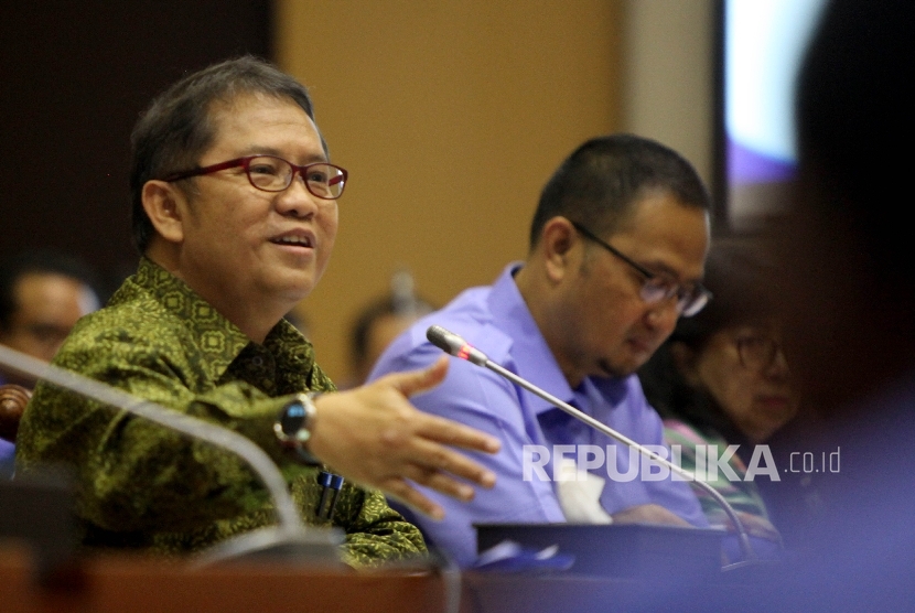 Menteri Komunikasi dan Informatika, Rudiantara memaparkan pandangannya saat mengkuti Rapat Kerja (Raker) dengan Komisi I DPR di Kompleks Parlemen, Jakarta, Rabu (31/5)