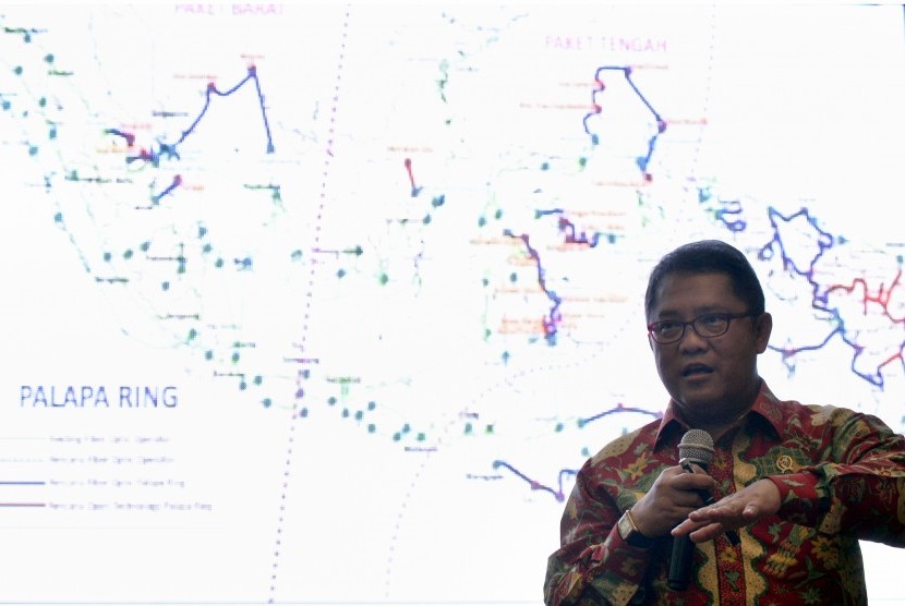 Minister of Communication and informatics Rudiantara explains Palapa Ring project at North Sulawesi Governor's office, in Manado on Thursday.