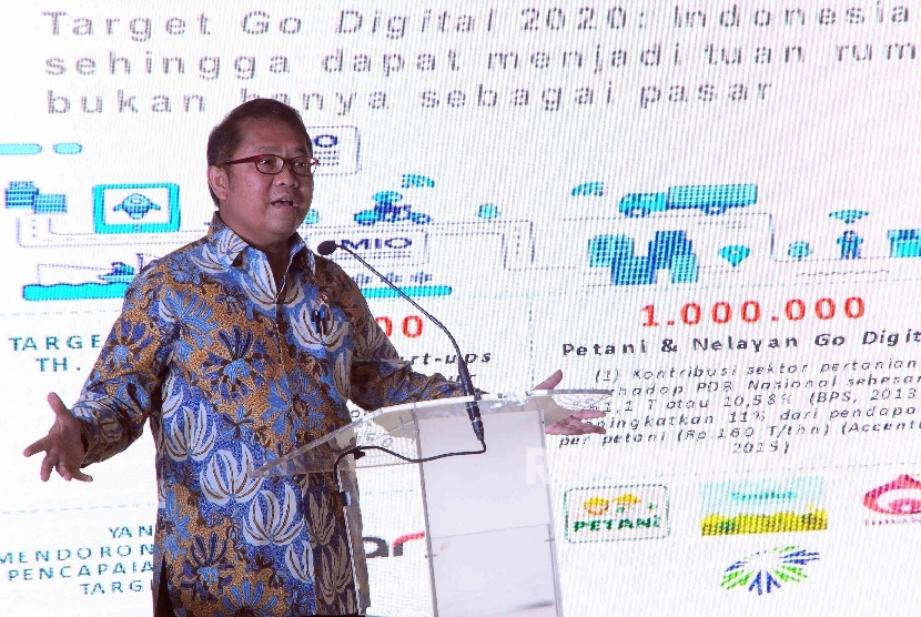 Menteri Komunikasi dan Informatika Rudiantara memberikan sambutannya saat kerjasama BRI dengan Kementerian Komunikasi dan Informatika terkait program satu juta domain di Gedung BRI, Jakarta, Rabu (2/11). 