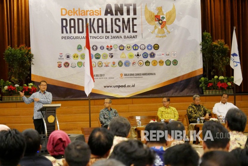 Menteri Komunikasi dan Informatika Rudiantara menyampaikan sambutan pada acara Deklarasi Antiradikalisme yang diikuti oleh puluhan perguruan tinggi di Jawa Barat, di Graha Sanusi Kampus Unpad, Kota Bandung, Jumat (14/7).