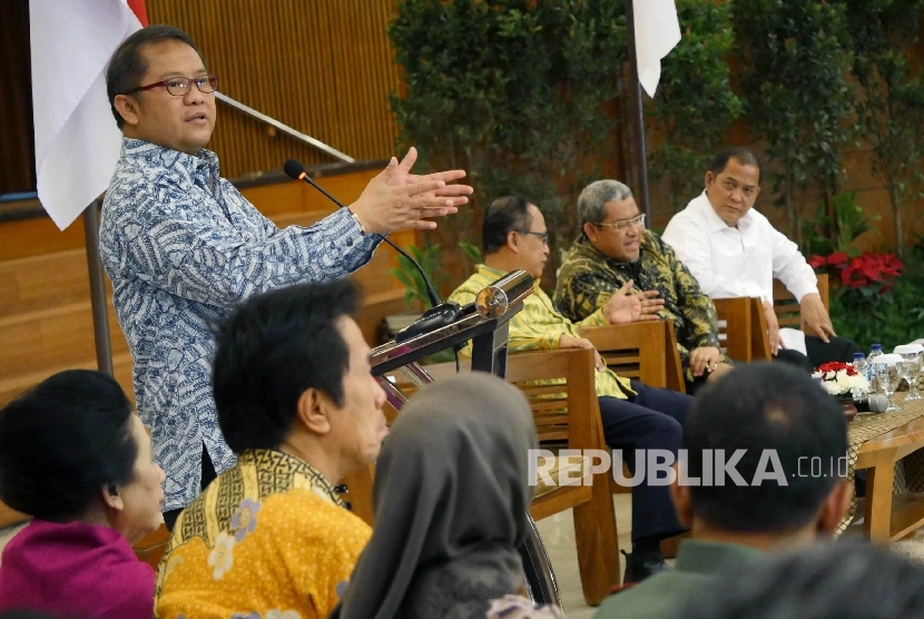 Menteri Komunikasi dan Informatika Rudiantara menyampaikan sambutan pada acara Deklarasi Antiradikalisme yang diikuti oleh puluhan perguruan tinggi di Jawa Barat, di Graha Sanusi Kampus Unpad, Kota Bandung, Jumat (14/7).