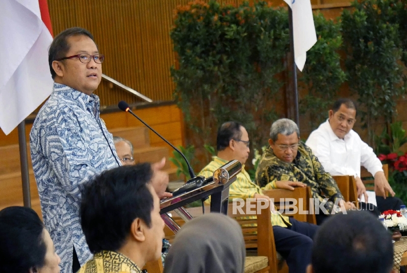 Menteri Komunikasi dan Informatika Rudiantara menyampaikan sambutan pada acara Deklarasi Antiradikalisme yang diikuti oleh puluhan perguruan tinggi di Jawa Barat, di Graha Sanusi Kampus Unpad, Kota Bandung, Jumat (14/7).