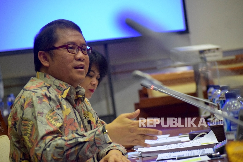 Menteri Komunikasi dan Informatika Rudiantara saat mengikuti rapat kerja (Raker) dengan Komisi I di Kompleks Parlemen, Jakarta, Senin (18/4). (Republika/Rakhmawaty La'lang)