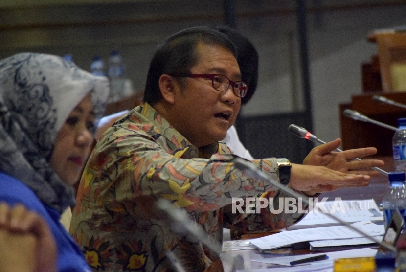 Menteri Komunikasi dan Informatika Rudiantara saat mengikuti rapat kerja (Raker) dengan Komisi I di Kompleks Parlemen, Jakarta, Senin (18/4). (Republika/Rakhmawaty La'lang)