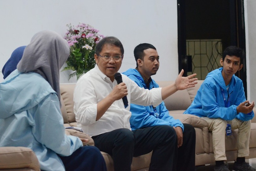 Menteri Komunikasi dan Informatika Rudiantara (tiga kanan) berdiskusi dengan sejumlah peserta beasiswa Digital Talent Scholarship pada pembukaan regional Digital Talent Scholarship di kampus Unhas, Makassar, Sulawesi Selatan,Selasa (23/7/2019)