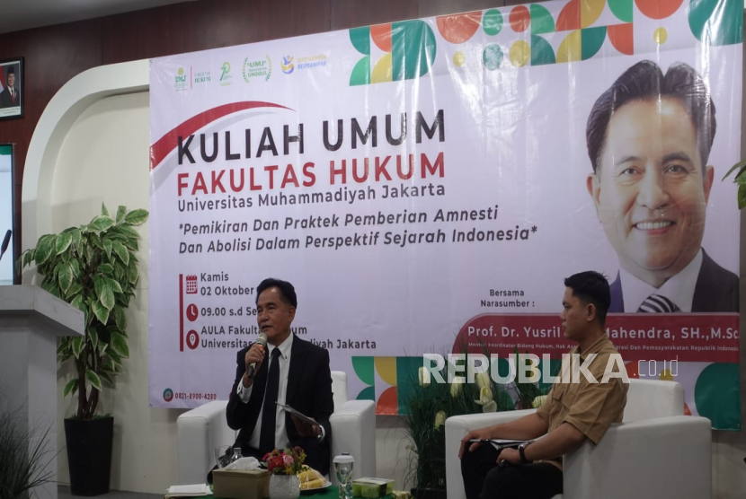Menteri Koordinator Bidang Hukum, Hak Asasi Manusia, Imigrasi dan Pemasyarakatan, Yusril Ihza Mahendra memberikan kuliah umum di FH UMJ yang membahas mengenai amnesti dan abolisi.