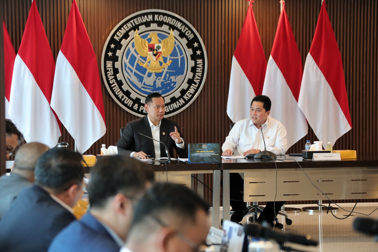 Menteri Koordinator Bidang Infrastruktur dan Pembangunan Kewilayahan, Agus Harimurti Yudhoyono (AHY) dan Menteri BUMN Erick Thohir (kanan).