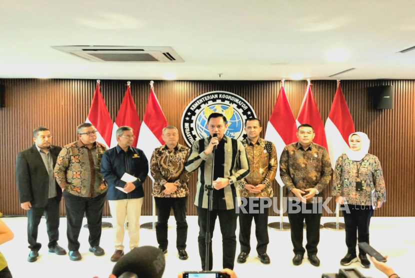 Menteri Koordinator Bidang Infrastruktur dan Pembangunan Kewilayahan Agus Harimurti Yudhoyono (AHY) usai Rapat  Koordinasi Menteri Koordinator Bidang Infrastruktur dan Pembangunan Kewilayahan bersama 5 Kementerian/ Lembaga terkait Pemantauan dan Evaluasi Progres dan Capaian Isu Strategis Bidang Infrastruktur dan Pembangunan Kewilayahan Tahun 2025, Rabu (13/8/2025). 
