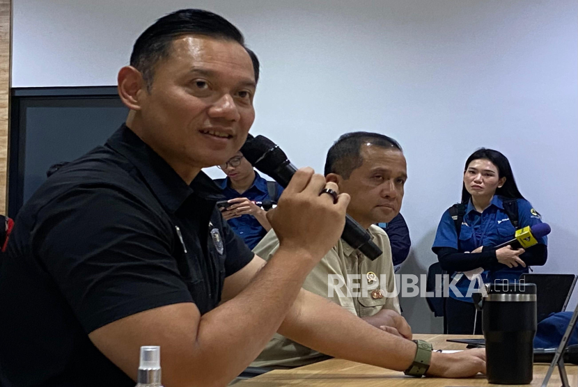 Menteri Koordinator Bidang Infrastruktur dan Pembangunan Kewilayahan, Agus Harimurti Yudhoyono (AHY) bersama Menteri Transmigrasi, Muhammad Iftitah Sulaiman Suryanagara. 