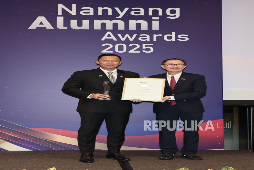 Menteri Koordinator Bidang Infrastruktur dan Pembangunan Kewilayahan Agus Harimurti Yudhoyono (kiri) dianugerahi Nanyang Distinguished Alumni Award 2025, penghargaan tertinggi bagi alumni NTU Singapura.