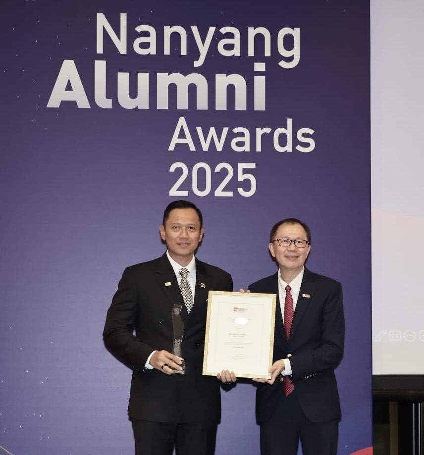 Berkontribusi bagi Masyarakat, AHY Dianugerahi Penghargaan Tertinggi Alumni NTU Singapura