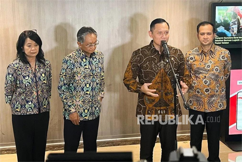 Menteri Koordinator Bidang Infrastruktur dan Pembangunan Kewilayahan (Menko Infra) Agus Harimurti Yudhoyono dalam jumpa pers seusai rapat terbatas bersama lima kementerian jajarannya di JakartaPusat, Rabu (8/1/2025).