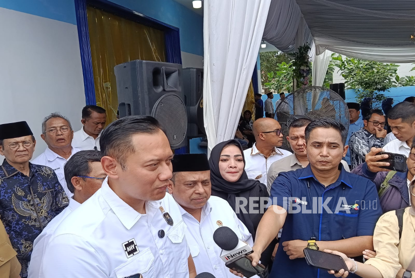 Menteri Koordinator Bidang Infrastruktur dan Pembangunan Kewilayahan (Menko IPK) Agus Harimurti Yudhoyono (AHY) meresmikan dapur MBG Jatiasih di Kota Bekasi, Jawa Barat, Senin (30/6/2025).