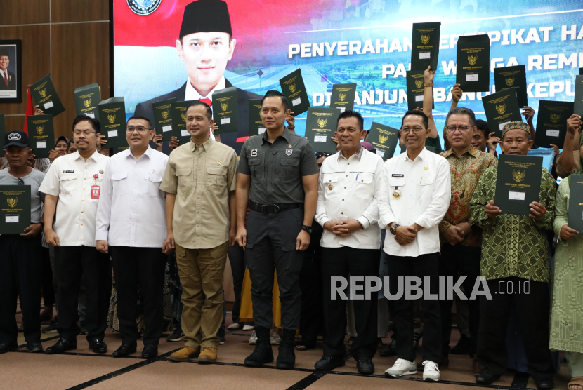 Menteri Koordinator Bidang Infrastruktur dan Pembangunan Kewilayahan RI, Agus Harimurti Yudhoyono (AHY), secara simbolis menyerahkan Sertifikat Hak Milik (SHM) kepada perwakilan warga terdampak Pengembangan Kawasan Terpadu Rempang Eco-City