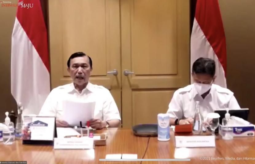Menteri Koordinator Bidang Kemaritiman dan Investasi (Kemenko Marves) Luhut Binsar Pandjaitan (kiri). Luhut memastikan sistem kesehatan Indonesia siap menghadapi Omicron.