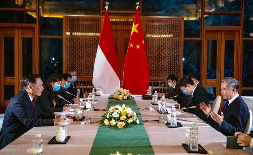 Menteri Koordinator Bidang Kemaritiman dan Investasi Luhut Binsar Pandjaitan bertemu Menteri Luar Negeri (Menlu) Cina Wang Yi.