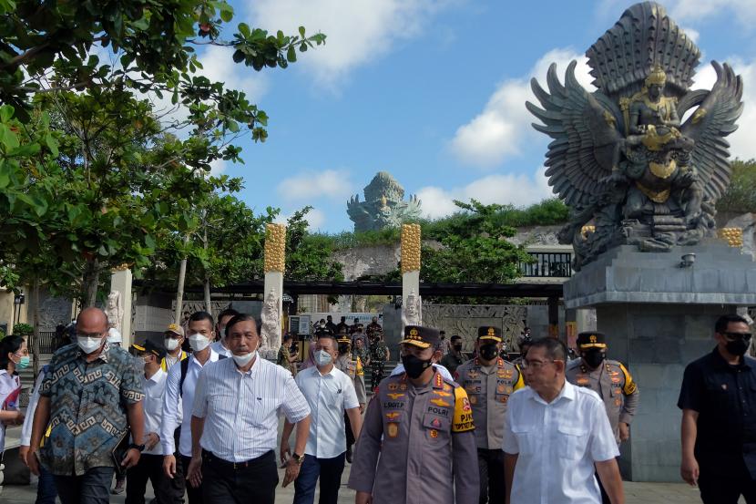 Menteri Koordinator Bidang Kemaritiman dan Investasi Luhut Binsar Pandjaitan (kedua kiri) berjalan bersama Kapolri Jenderal Pol Listyo Sigit Prabowo (kelima kanan) saat mengunjungi Taman Budaya Garuda Wisnu Kencana (GWK), Badung, Bali, Jumat (6/5/2022). Kunjungan tersebut untuk meninjau fasilitas di kawasan GWK sebagai persiapan pelaksanaan Konferensi Tingkat Tinggi (KTT) G20 Bali pada November 2022.