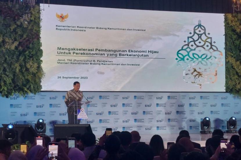 Menteri Koordinator Bidang Kemaritiman dan Investasi Luhut Binsar Pandjaitan saat menjadi pembicara kunci dalam diskusi 