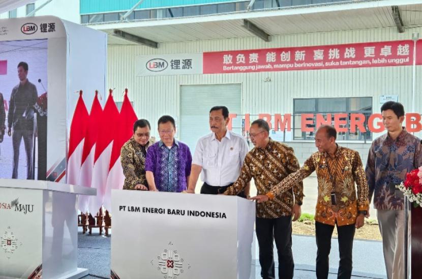 Menteri Koordinator Bidang Kemaritiman dan Investasi Luhut Binsar Pandjaitan meresmikan pabrik katoda PT LBM Energi Baru Indonesia di Kendal Industrial Park, Jawa Tengah (Jateng), Selasa (8/10/2024). 