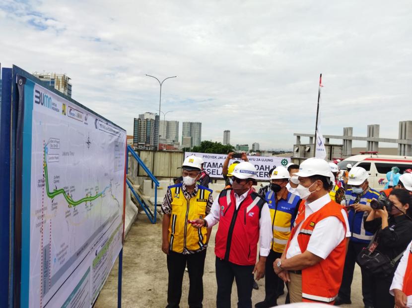 Menteri Koordinator bidang Kemaritiman dan Investasi Luhut Binsar Panjaitan meninjau proyek tol Bekasi-Cawang-Lampung Melayu pada Jumat (24/12).
