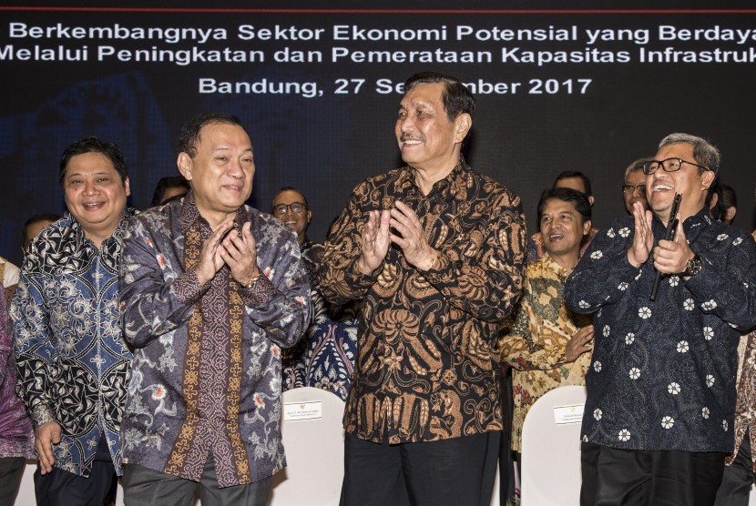 Menteri Koordinator Bidang Kemaritiman Luhut B Pandjaitan (kedua kanan), Menteri Perindustrian Airlangga Hartarto (kiri), Gubernur Bank Indonesia Agus Martowardojo (kedua kiri) dan Gubernur Jawa Barat Ahmad Heryawan (kanan) berbincang sebelum Rapat Koordinasi Pemerintah, Pemerintah Daerah dan Bank Indonesia di Bandung, Jawa Barat, Rabu (27/9).