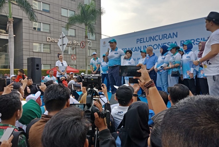 Menteri Koordinator Bidang Kemaritiman Luhut Binsar Pandjaitan bersama Menteri Perhubungan Budi Karya Sumadi saat memberikan keterangan tentang Gerakan Indonesia Bersih (GIB), di area CFD Bunderan HI, Jakarta, Ahad (28/4). 