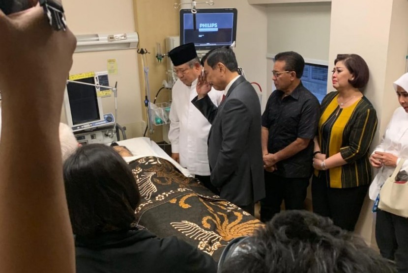 Kain yang dipakai untuk menutup jenazah Ani Yudhoyono sedianya akan dipakai sebagai seragam saat Hari Raya Idul Fitri.