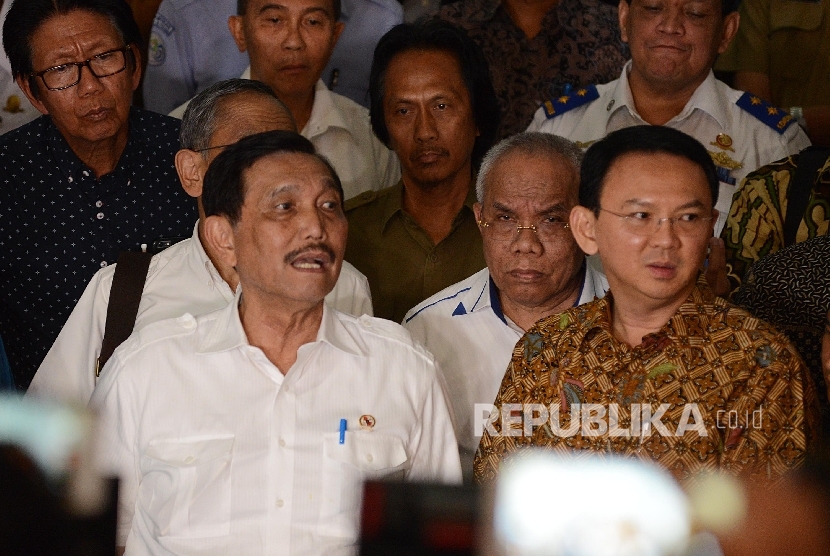 Menteri Koordinator Bidang Kemaritiman Luhut Binsar Pandjaitan (kiri) bersama Gubernur Provinsi DKI Jakarta Basuki Tjahaja Purnama (kanan).