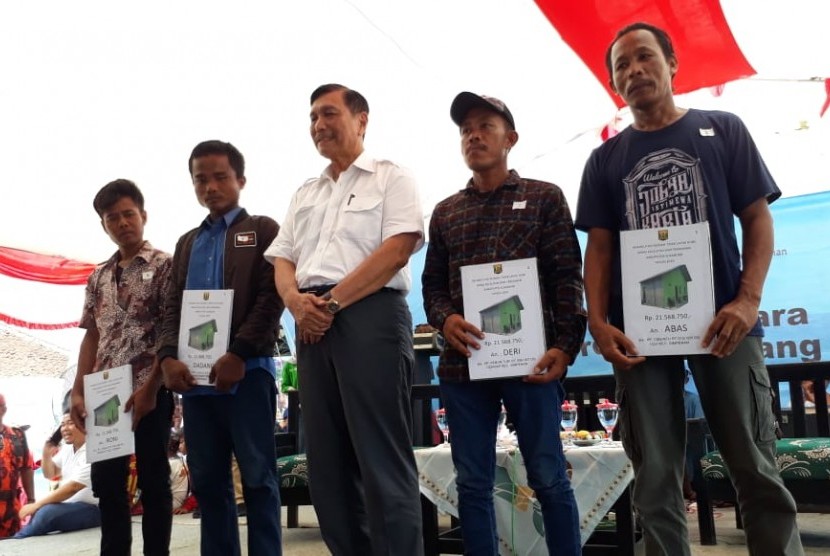 Menteri Koordinator Bidang Kemaritiman Luhut Binsar Pandjaitan meluncurkan program satu juta nelayan berdaulat di TPI Palangpang, Desa Ciwaru, Kecamtan Ciemas, Kabupaten Sukabumi Rabu (10/4).