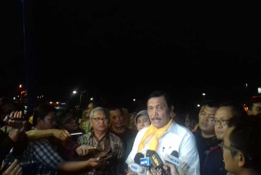 Menteri Koordinator Bidang Kemaritiman, Luhut Binsar Pandjaitan saat meninjau pengiriman bantuan dari Pelabuhan Tanjung Priok, Jakarta Utara, Rabu (3/10) malam. 