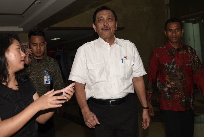 Menteri Koordinator Bidang Kemaritiman Luhut Binsar Panjaitan (kedua kanan).